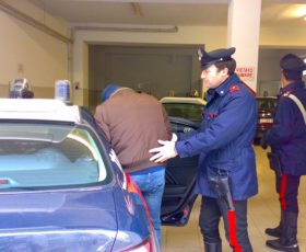 SFUGGÌ ALL’INSEGUIMENTO: IN AUTO AVEVA UNA PISTOLA, UN TASER, UN MACHETE E DISPOSITIVI ELETTRONICI. PREGIUDICATO ARRESTATO DAI CARABINIERI.