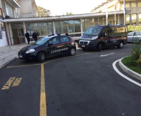 Perquisizione dei carabinieri del reparto cinofili nella scuola Media “Galiani” per controlli antidroga