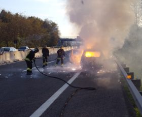 Ragazza si ribalta con l’auto, soccorsa dai Vigili del Fuoco