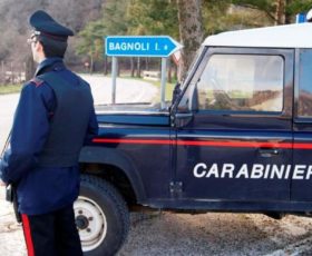 BAGNOLI IRPINO (AV) – LITIGA CON UN AMICO E DANNEGGIA L’AUTO DEI CARABINIERI INTERVENUTI: DENUNCIATO