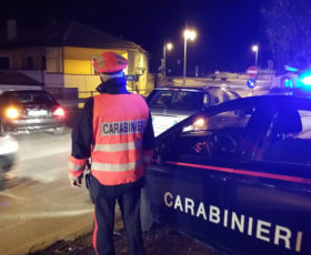 Gli sequestrano lo scooter, minaccia i carabinieri