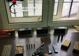 Trovato con 200 cartucce e una pistola, denunciato