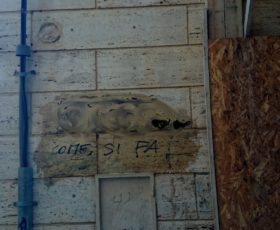 Scritte offensive contro politici, denunciata