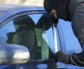 Stavano rubando un’auto, arrestati