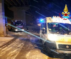 La neve blocca la corsa in ospedale. Salvati dai Vigili del fuoco