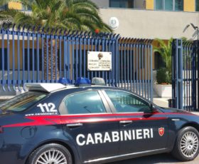 Per comprare droga minaccia i genitori, arrestato