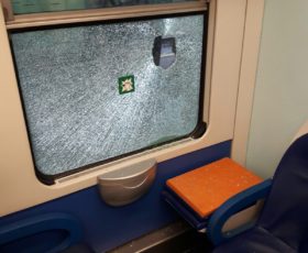 Terrore sul treno Napoli-Sapri, rapinatore armato di siringa aziona il freno d’emergenza e scappa , arrestato dai Carabinieri.