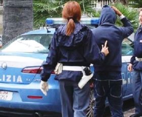 Gli da lo sfratto e lo aiuta a portare via le sue cose, 48enne tenta di ucciderlo con una bottiglia