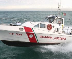 Brutta disavventura per un surfista salernitano, salvato dalla Guardia Costiera