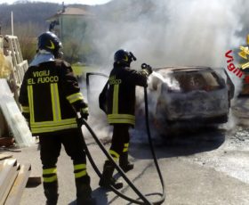 Montoro, auto a fuoco a Figlioli