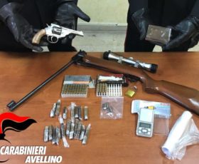 In uno scantinato trovate armi, munizioni e droga, indagano i carabinieri