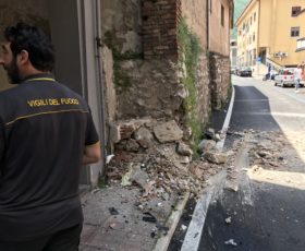 Solofra, per un malore perde il controllo dell’auto e trancia un tubo del gas