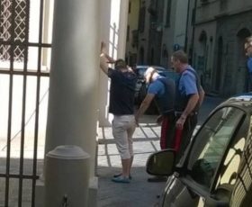 Durante una rissa spunta una pistola, 6 persone nei guai