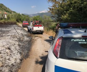 Paura a Montoro in  via Cesina, fiamme vicino alle case popolari, la Pro Civis sul posto in 5 minuti