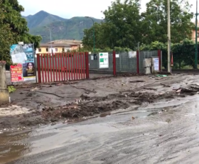 Montoro. Paura in via Parrelle a Piano, una colata di fango e pietre invade le strade