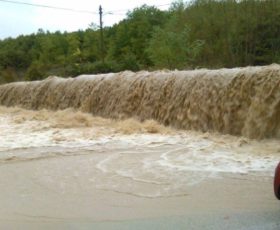 “Rottura degli argini ed esondazione del Torrente Solofrana in località Fimiani  la Sindaca Paola Lanzara chiude le scuole”