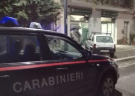 Sfondano il bancomat con la Panda, ladri messi in fuga dai carabinieri