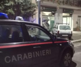 Sfondano il bancomat con la Panda, ladri messi in fuga dai carabinieri