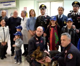 L’Unità cinofila dei carabinieri insieme ai bimbi del reparto pediatrico del “Landolfi” di Solofra