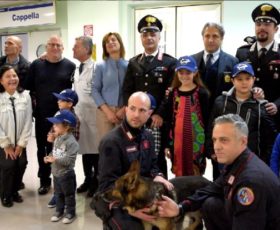 L’Unità cinofila dei carabinieri insieme ai bimbi del reparto pediatrico del “Landolfi” di Solofra
