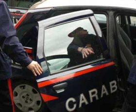 Montoro, lo fa salire in auto per dargli un passaggio e gli ruba le fedi. Arrestato 30enne di Torchiati