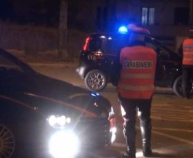 Solofra. All’Alt non si fermano, investono un carabiniere e si danno alla fuga