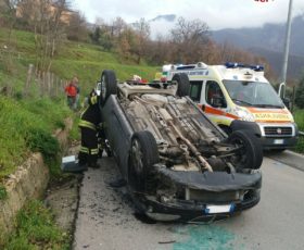 Solofra. Si ribalta con l’auto e finisce  in ospedale