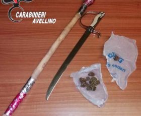 Montoro, in giro senza assicurazione tenta la fuga, in auto con bastone, spadino e droga. Denunciato 35enne