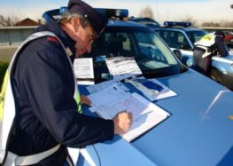 Lotta all’uso del telefono alla guida, la polizia stradale ferma 9o veicoli sulla Salerno- Eboli