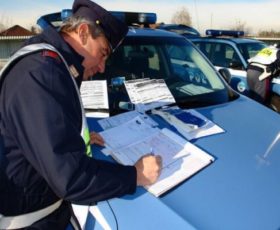 Lotta all’uso del telefono alla guida, la polizia stradale ferma 9o veicoli sulla Salerno- Eboli