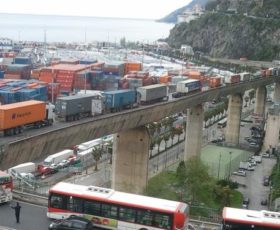 Autotrasportatori del porto di Salerno: 5 giorni di fermo dei servizi di trasporto