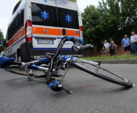 Forino, ciclista investito da un’auto che non si ferma allo stop. 59enne finisce in ospedale in codice rosso