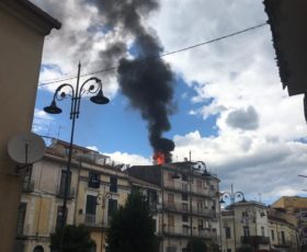 Mercato San Severino, a fuoco una mansarda in pieno centro, attimi di paura