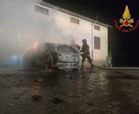 Solofra. A fuoco nella notte auto in via XII apostoli