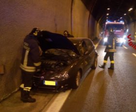 Solofra. 79enne sbanda e finisce contro la parete della galleria.