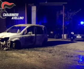 Montoro. Una Panda prende fuoco nella notte in via Monte