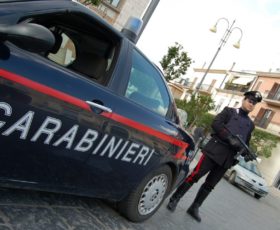 Malviventi tentano rapina, non trovano denaro e sfasciano il locale