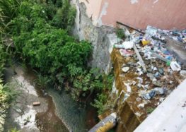 Scafati. Rifiuti lungo il canale Bottaro