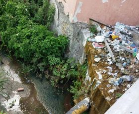 Scafati. Rifiuti lungo il canale Bottaro