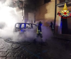 Avellino – Auto in fiamme nella notte, intervengono i Vigili del Fuoco