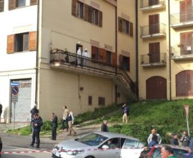Avellino – Omicidio a sfondo passionale: uomo accoltella ex compagna e uccide l’amante, infine si lancia dal balcone