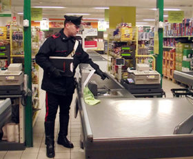 Angri: rapinatore solitario semina il panico in un supermercato