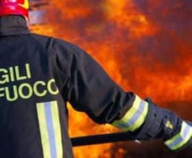 Paura a Battipaglia. Scarpiera prende fuoco fuori ad un balcone