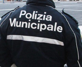 Salerno. Cane abbandonato in gravi condizioni: intervengono vigili e Asl