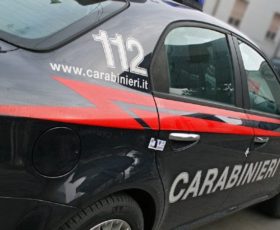 Nocera Inferiore. Costringe dipendenti alla vendita di alimenti scaduti: arrestato