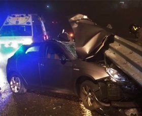 Montoro. Incidente nella notte, auto incastrata sotto il guard rail dell’autostrada Avellino-Salerno