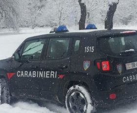 Quattro giovani bloccati dalla neve con il Suv, soccorsi dai Carabinieri