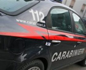 Colpisce al volto la convivente e aggredisce i carabinieri, arrestato un 38enne
