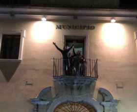 La festa di Girolamo Giaquinto  Sindaco di Montoro, si affaccia dai balconi dei municipi acclamato dalla folla
