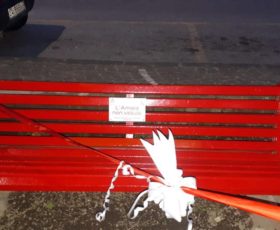 Mercato San Severino. Inaugurata la panchina rossa in via Vanvitelli come simbolo contro la violenza sulle donne